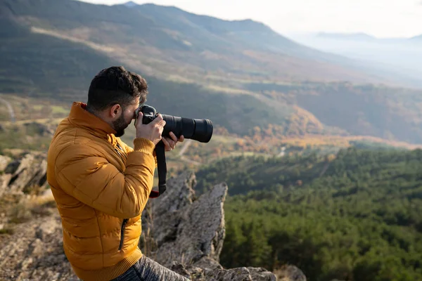 Homem Com Uma Câmera Uma Lente Telefoto Natureza — Fotografia de Stock
