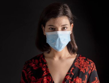 Tıbbi maskeli kadın sosyal mesafesi