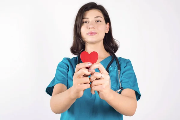 Médico Femenino Sosteniendo Corazón Rojo Fondo Blanco —  Fotos de Stock