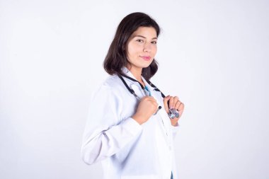 Mutlu hemşire beyaz arka planda