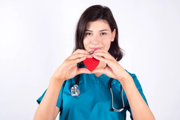 Doctora Con Corazón Rojo Las Manos —  Fotos de Stock