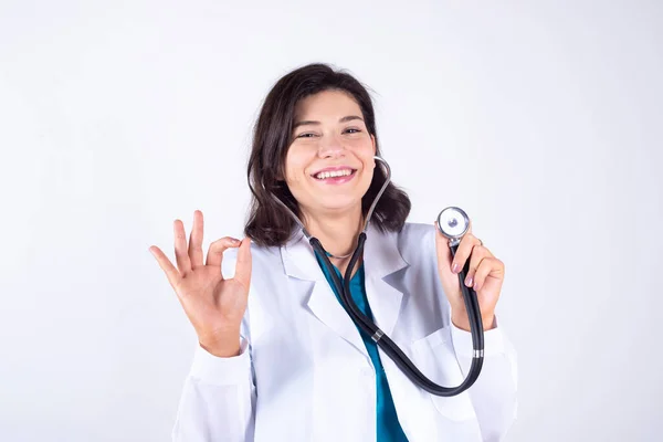 Enfermeira Feliz Fundo Branco — Fotografia de Stock