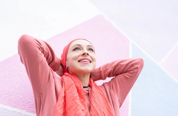 Kadın kanserle savaşmaktan mutlu pembe eşarp