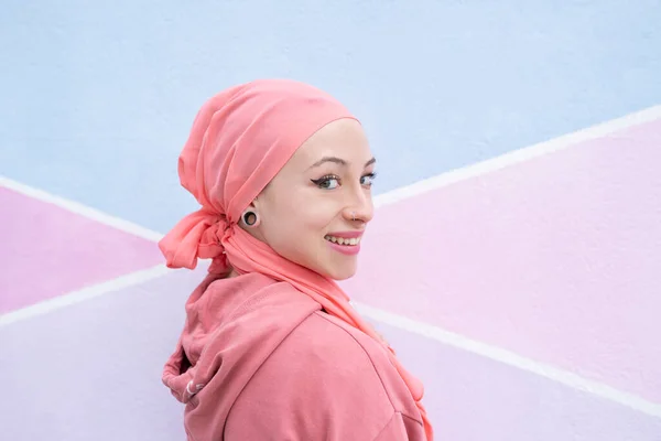 Mulher Com Câncer Sorrindo Lenço Rosa — Fotografia de Stock