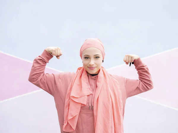 Kanserli kadın pembe atkıyla gülümsüyor