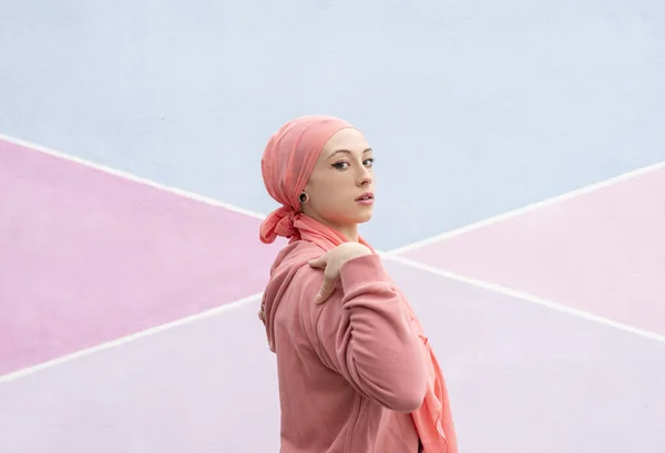 Mujer Con Cáncer Bufanda Rosa Fondo Cálido —  Fotos de Stock