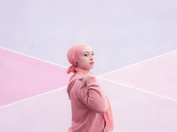 Mujer Con Cáncer Bufanda Rosa Fondo Cálido —  Fotos de Stock