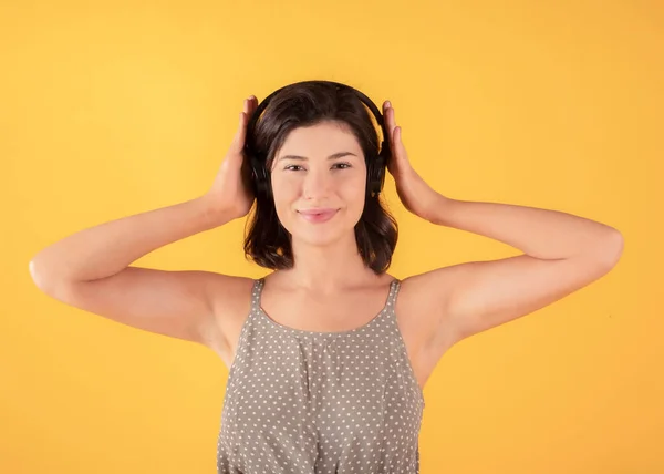 Mujer Con Auriculares Escuchando Música —  Fotos de Stock