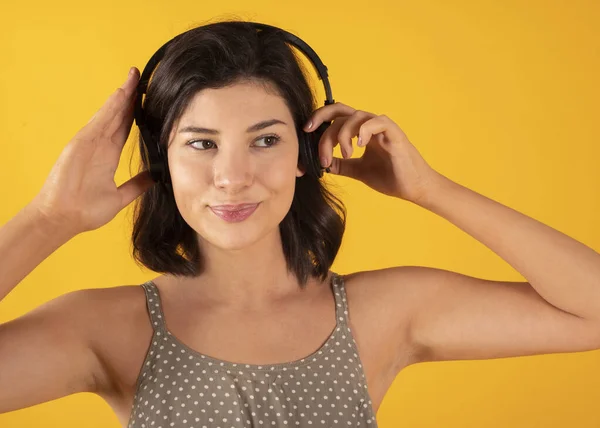 Жінка Навушниками Слухає Музику — стокове фото