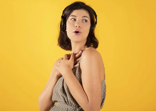 Mujer Con Cascos Cantando Feliz —  Fotos de Stock