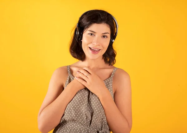 Mujer Con Cascos Cantando Feliz — Foto de Stock