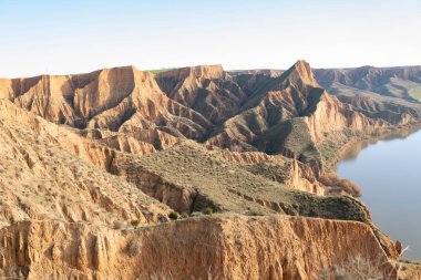 Dağlık kanyonlar ve bir nehir manzarası