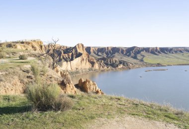 Dağlık kanyonlar ve bir nehir manzarası