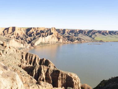 Dağlık kanyonlar ve bir nehir manzarası