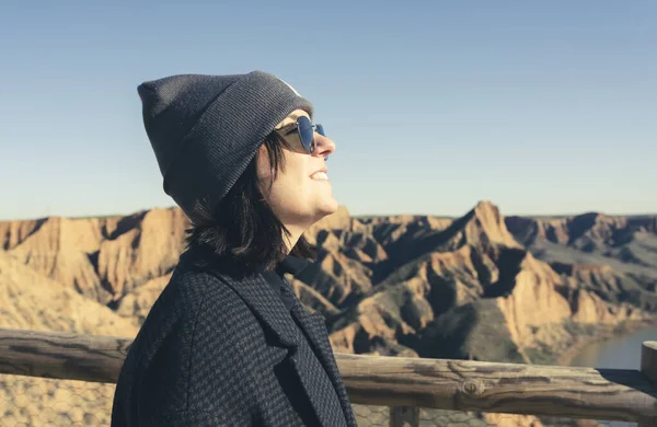 Mädchen Mit Hut Und Sonnenbrille Auf Weltreise — Stockfoto