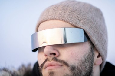 Karda güneş gözlüklü bir adam.