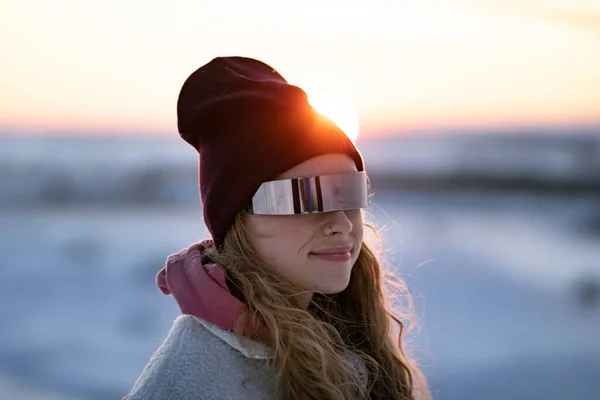 Donna Bionda Con Cappello Che Cammina Sulla Neve — Foto Stock