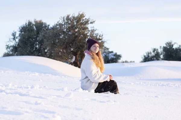 Donna Bionda Che Diverte Sulla Neve Una Giornata Sole — Foto Stock