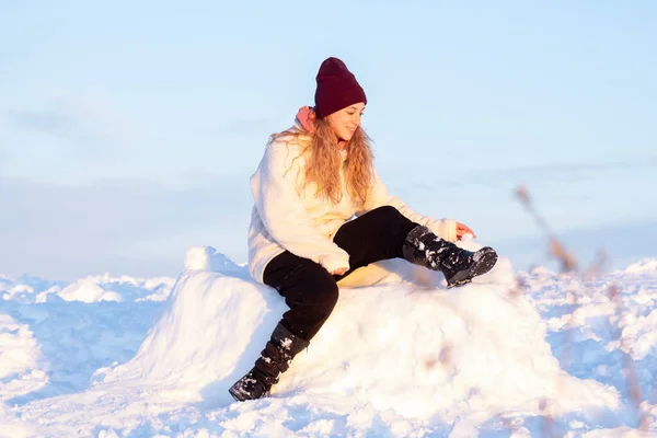 Donna Bionda Seduta Nella Neve Una Giornata Sole — Foto Stock