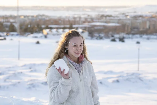 Blond Vrouw Spelen Met Sneeuw — Stockfoto