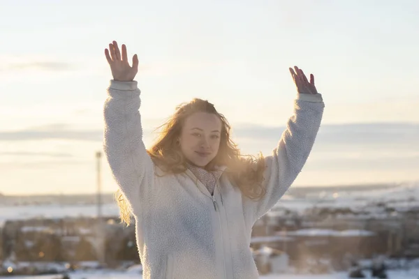 Donna Bionda Diverte Sulla Neve — Foto Stock