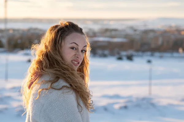 Ragazza Bionda Diverte Sulla Neve Una Giornata Sole — Foto Stock