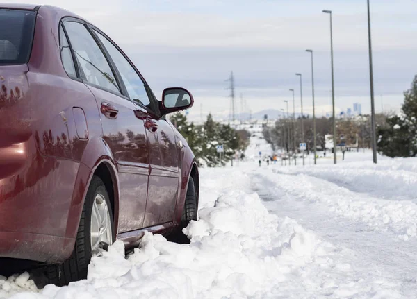 Araba yoğun kar altında yolda sıkıştı.