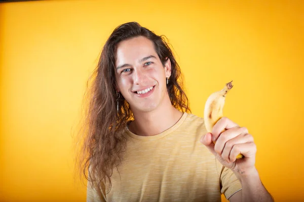 Jonge Knappe Man Met Casual Trui Lang Haar Gele Achtergrond — Stockfoto