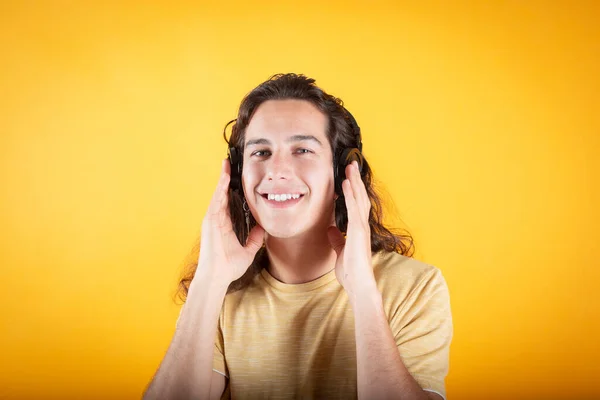 Hombre Pelo Largo Con Auriculares Escuchando Música Sobre Fondo Amarillo — Foto de Stock