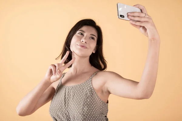 Mujer Bastante Feliz Ropa Casual Toma Fotos Con Teléfono Inteligente —  Fotos de Stock