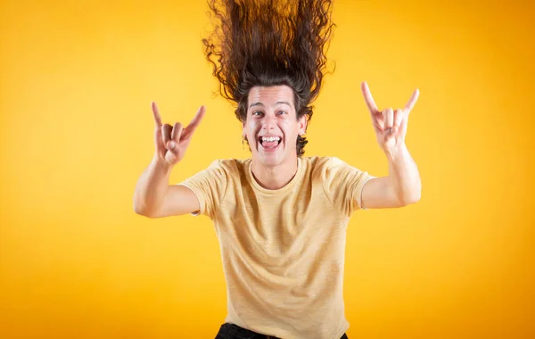 Heureux Homme Aux Cheveux Longs Faisant Geste Obscène Avec Les — Photo