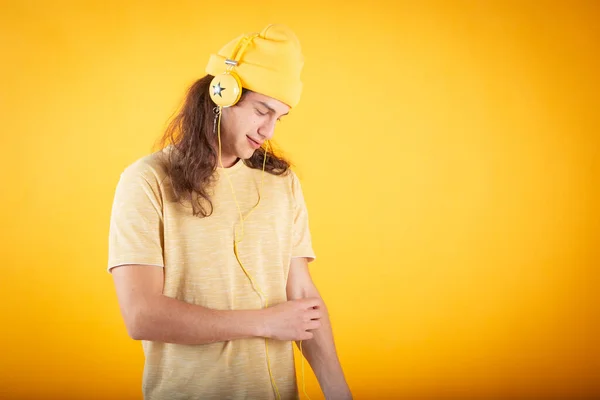 Homme Écoutant Musique Avec Casque Jaune Fond Jaune — Photo