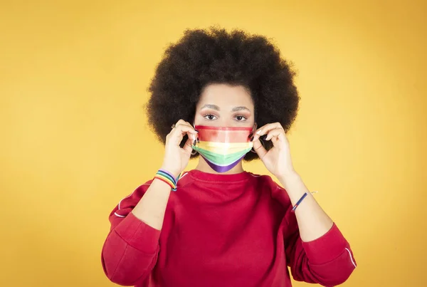 Joven Mujer Afro Orgullo Gay Bandera Lesbiana Brazalete Arco Iris — Foto de Stock