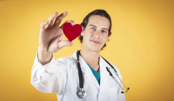 Joven Médico Masculino Sonriendo Con Concepto Salud Del Corazón Rojo — Foto de Stock