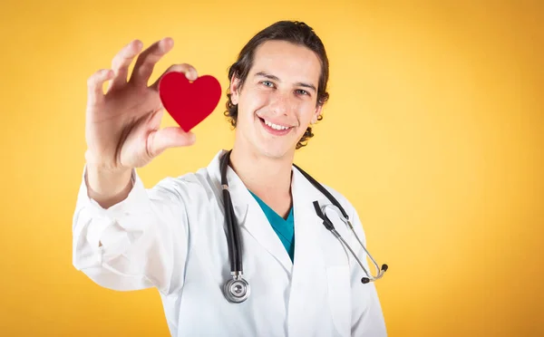 Joven Médico Masculino Sonriendo Con Concepto Salud Del Corazón Rojo — Foto de Stock