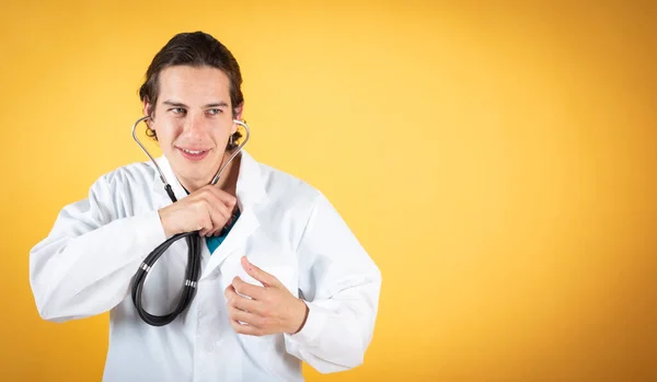 Steteskopu Olan Yakışıklı Bir Doktor Gülümseyen Şakalar Sarı Arka Plan — Stok fotoğraf