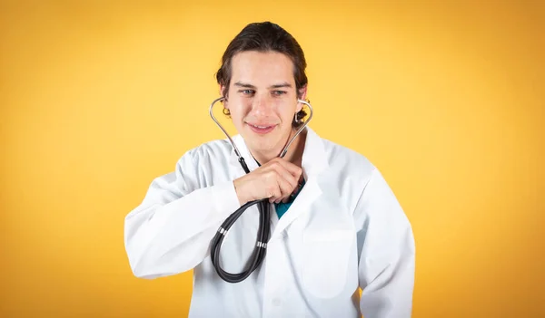 Guapo Doctor Con Estetoscopio Mismo Chistes Sonrientes Fondo Amarillo Espacio — Foto de Stock