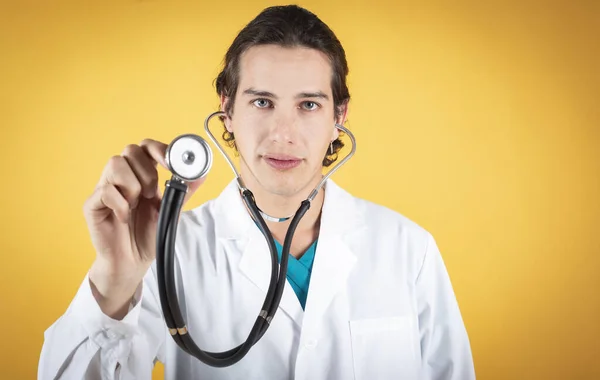 Guapo Sonriente Joven Médico Con Estetoscopio Feliz Usarlo Espacio Copia —  Fotos de Stock