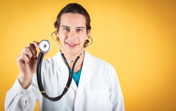 Bonito Sorrindo Jovem Médico Com Estetoscópio Feliz Usando Espaço Cópia — Fotografia de Stock