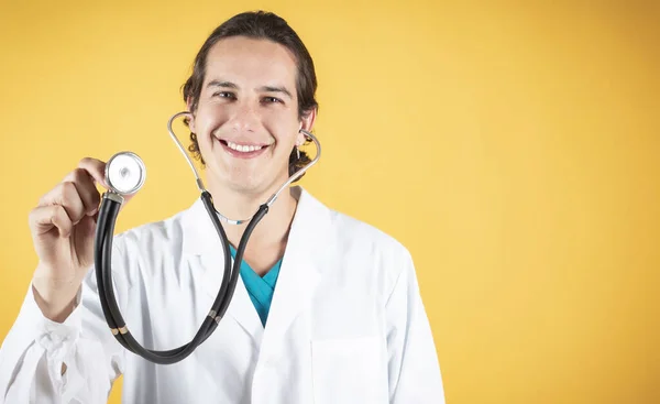 Guapo Sonriente Joven Médico Con Estetoscopio Feliz Usarlo Espacio Copia — Foto de Stock