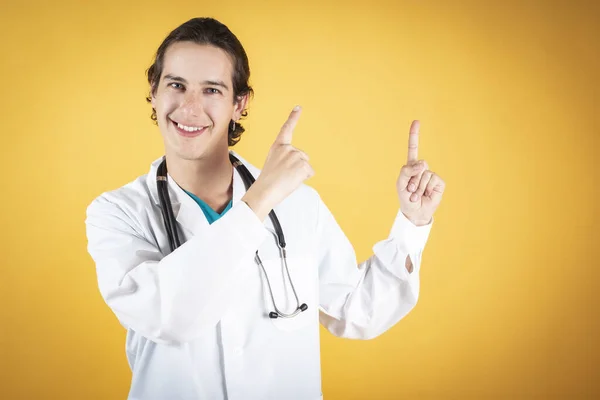 Guapo Hombre Doctor Con Estetoscopio Feliz Sonriente Apuntando Copia Espacio — Foto de Stock