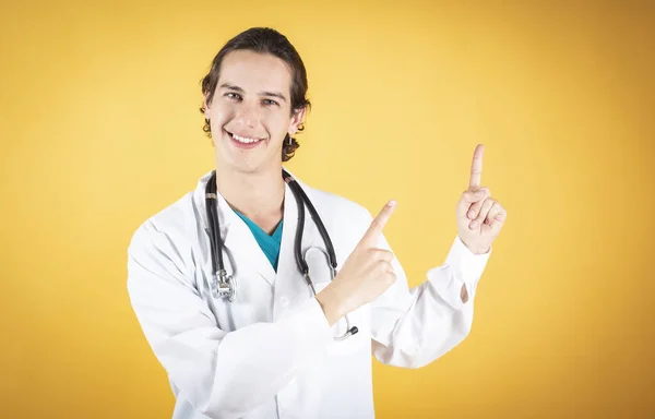 Guapo Hombre Doctor Con Estetoscopio Feliz Sonriente Apuntando Copia Espacio — Foto de Stock