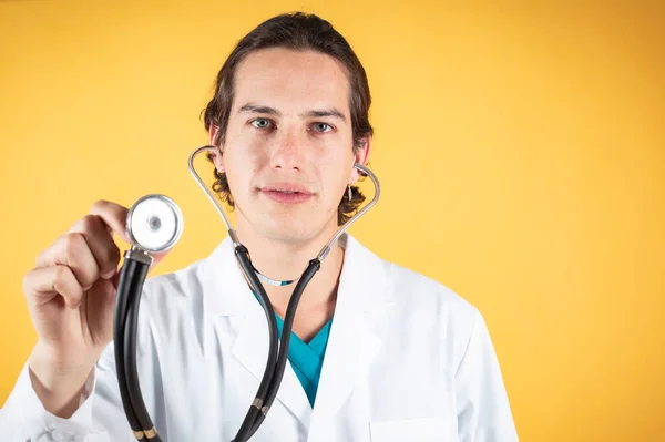 Guapo Sonriente Joven Médico Con Estetoscopio Feliz Usarlo Espacio Copia — Foto de Stock