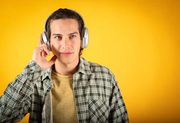 Cara Jovem Ouve Música Fones Ouvido Feliz Sorrindo Fundo Laranja — Fotografia de Stock