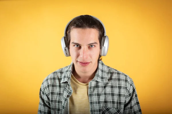 Jonge Gelukkig Knappe Man Met Blauwe Ogen Met Hoofdtelefoon Console — Stockfoto