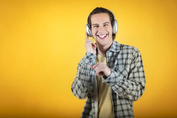 Chico Joven Escucha Música Los Auriculares Feliz Sonriente Fondo Naranja — Foto de Stock