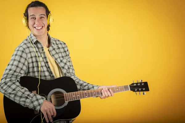 Jeune Homme Professeur Guitare Auteur Compositeur Interprète Jouer Guitare Fond — Photo