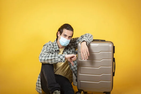 Hombre Sentado Suelo Con Maleta Máscara Puede Viajar Vuelos Cancelados — Foto de Stock