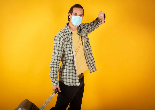 Hombre Con Máscara Facial Puede Viajar Vuelos Cancelados Fondo Amarillo — Foto de Stock