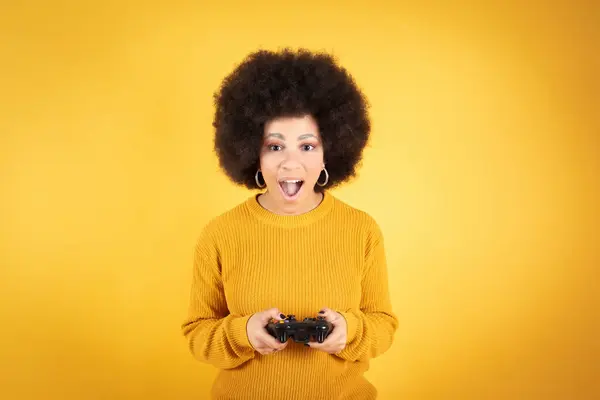 Mujer Raza Mixta Jugando Con Controlador Consola Con Cara Preocupada — Foto de Stock